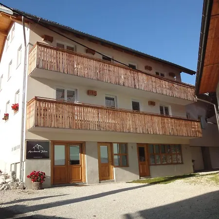 Apartments Julian Experience Rateče Kültér fotó